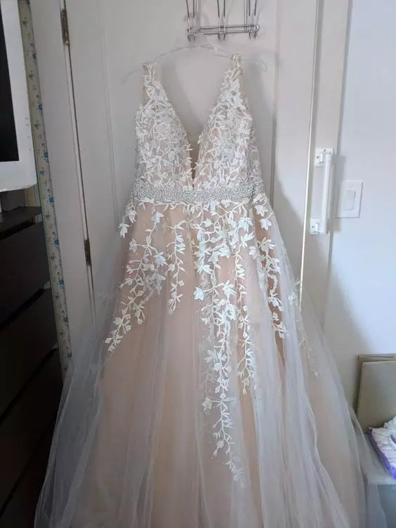 Vestido de novia en tul con aplicaciones de flores en cuello V