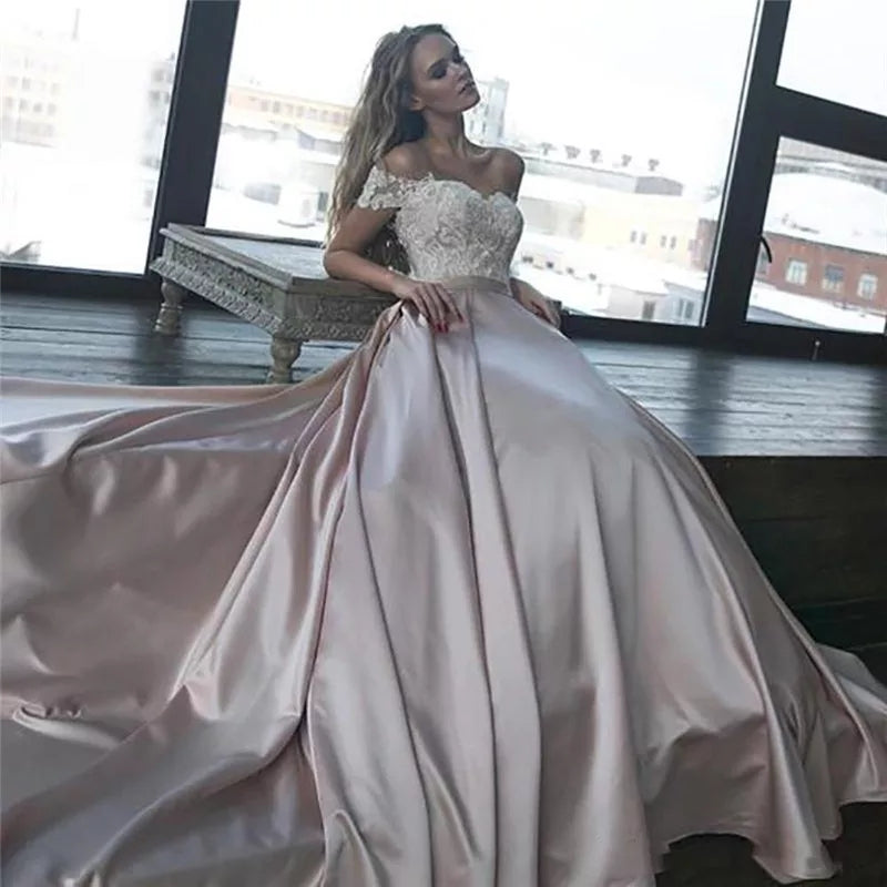 Vestido de novia elegante en satín y apliques de encaje en escote, mangas a los hombros