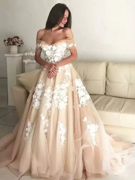 Vestido de novia strapless con aplicaciones 3D de flores y en tul