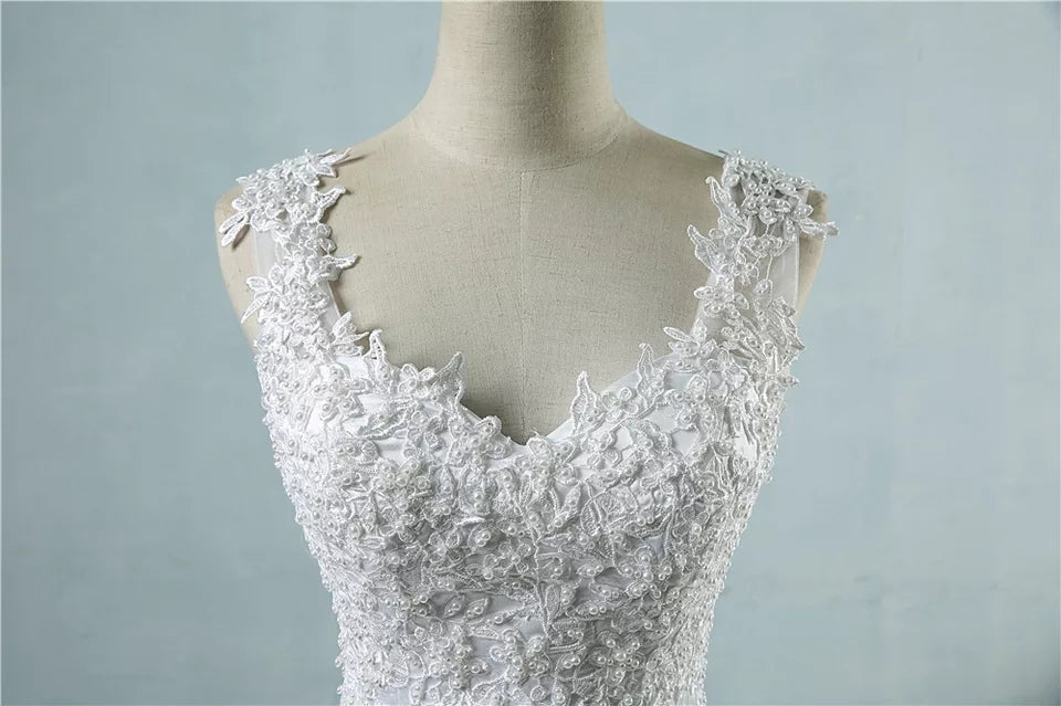 Vestido de novia de tirantes y escote corazón, con apliques de encaje