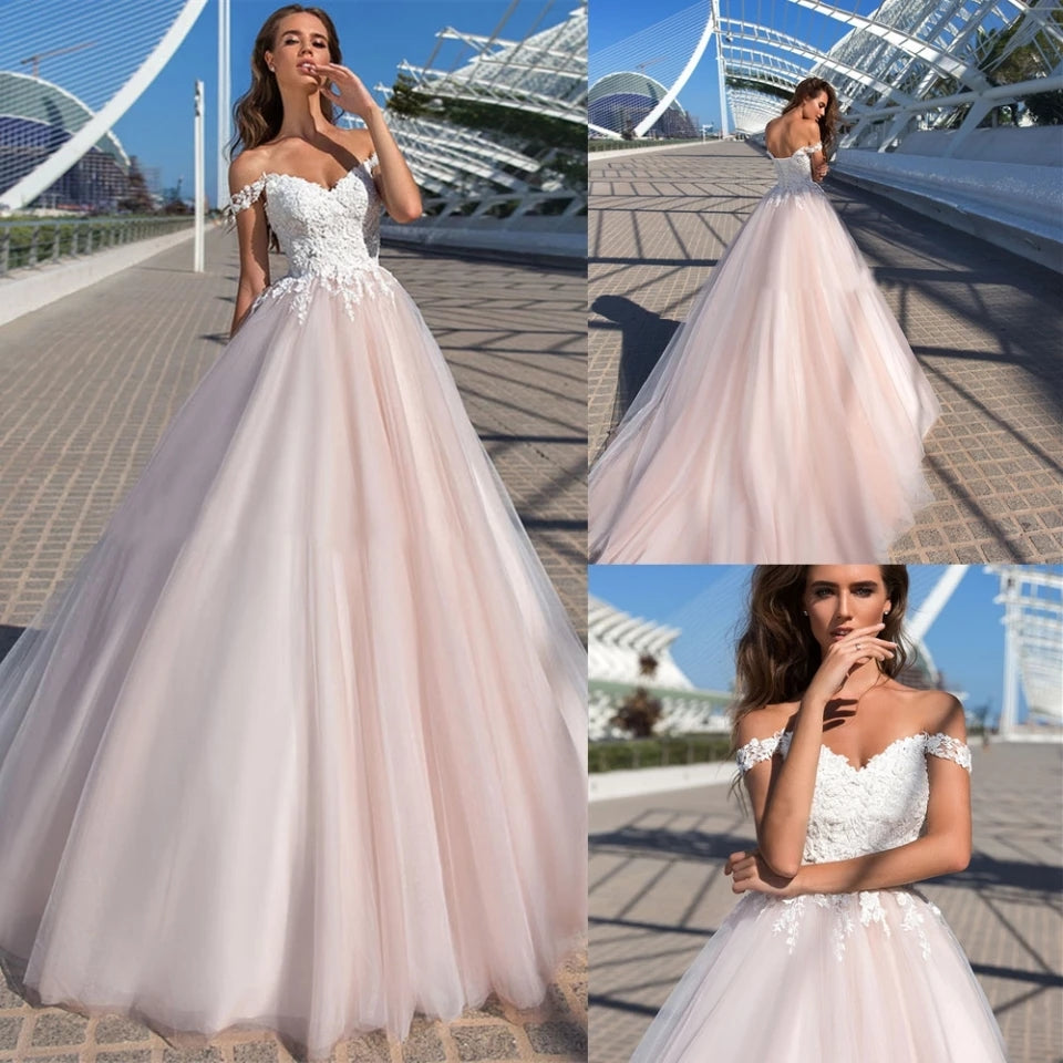 Vestido de novia en corte princesa con mangas a los hombros y apliques de encaje