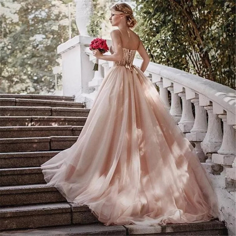 Vestido de novia corte princesa con tirantes y aplicaciones de lentejuelas