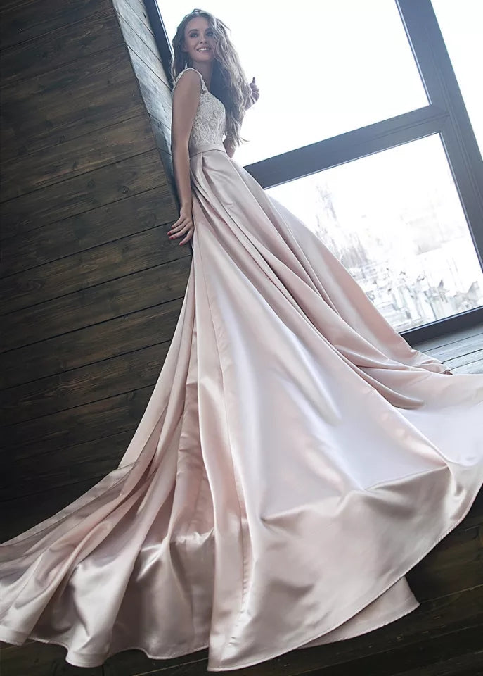 Vestido de novia elegante en satín y apliques de encaje en escote, mangas a los hombros