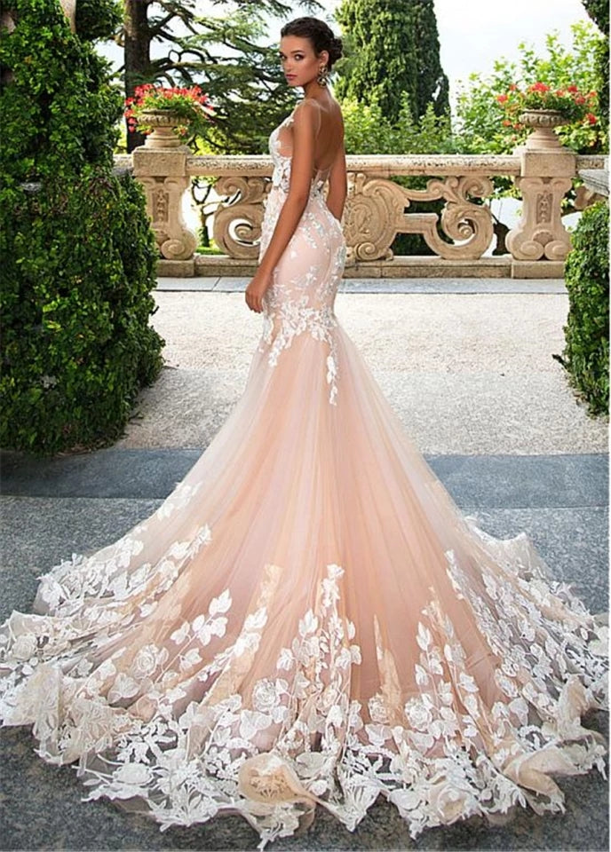 Vestido de novia en corte Sirena con apliques de encaje, espalda descubierta