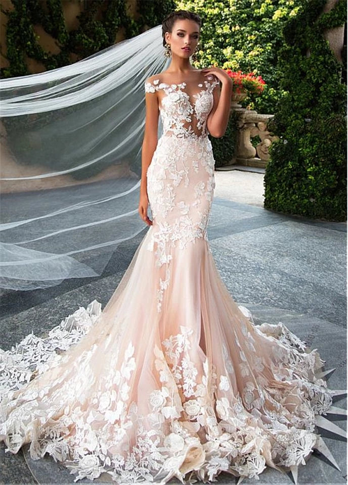 Vestido de novia en corte Sirena con apliques de encaje, espalda descubierta