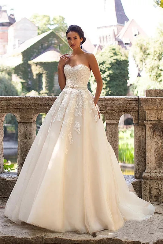 Vestido de novia en escote strapless y lazo largo con cinturón