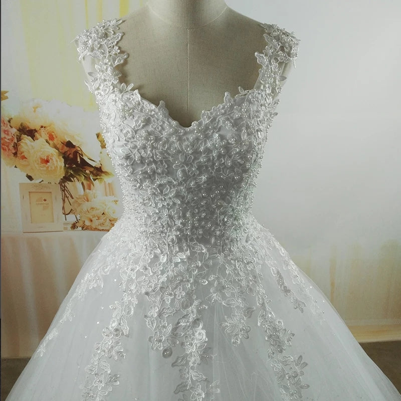 Vestido de novia de tirantes y escote corazón, con apliques de encaje