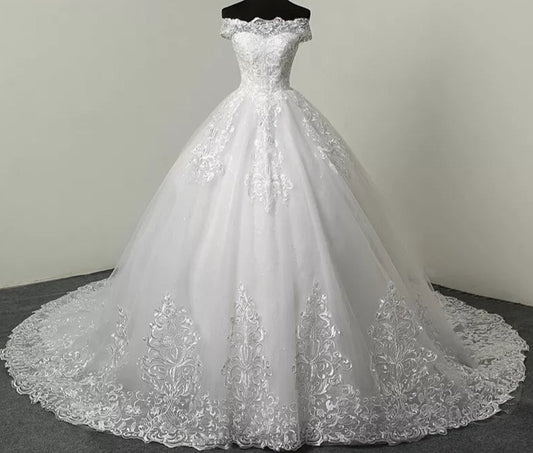 Vestido de novia corte princesa con apliques de encaje sin mangas