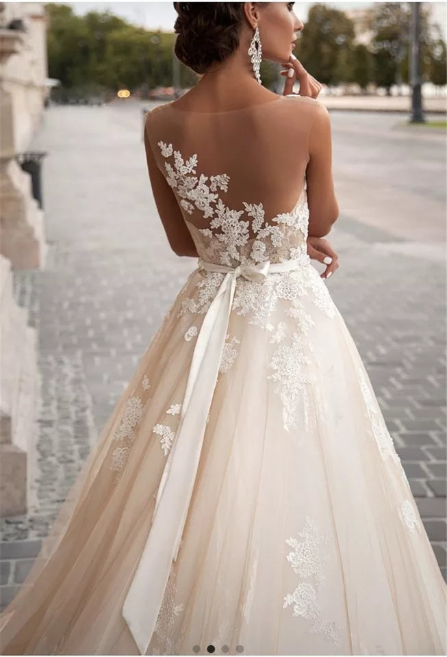 Vestido de novia de tirantes con aplicaciones de encaje y desmontable.