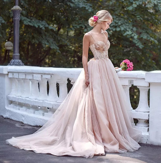 Vestido de novia corte princesa con tirantes y aplicaciones de lentejuelas