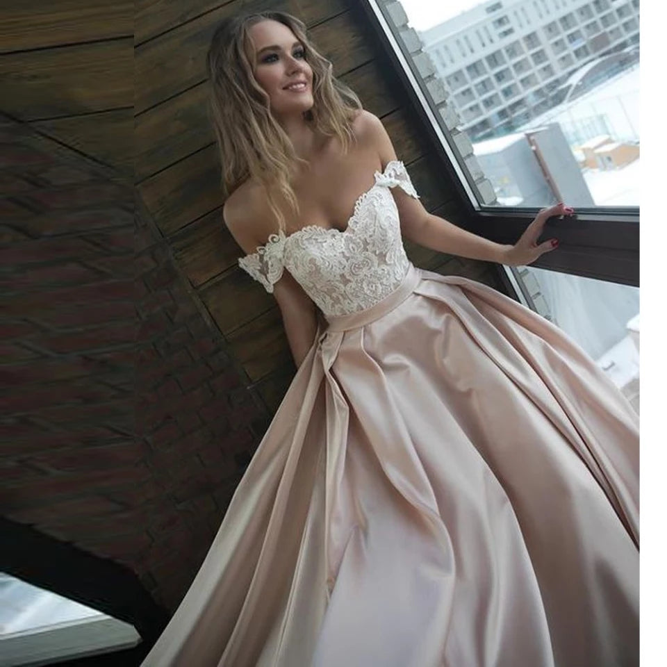 Vestido de novia elegante en satín y apliques de encaje en escote, mangas a los hombros