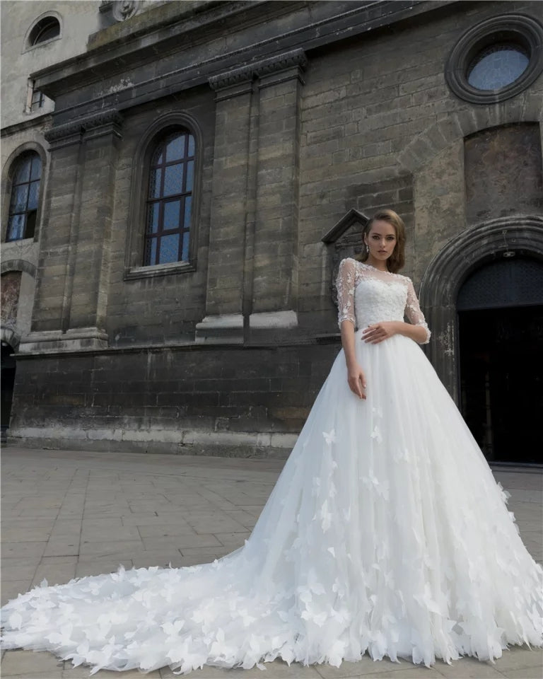 Vestido escote strapless corte princesa con aplicaciones de mariposa. (No incluye Bolero)