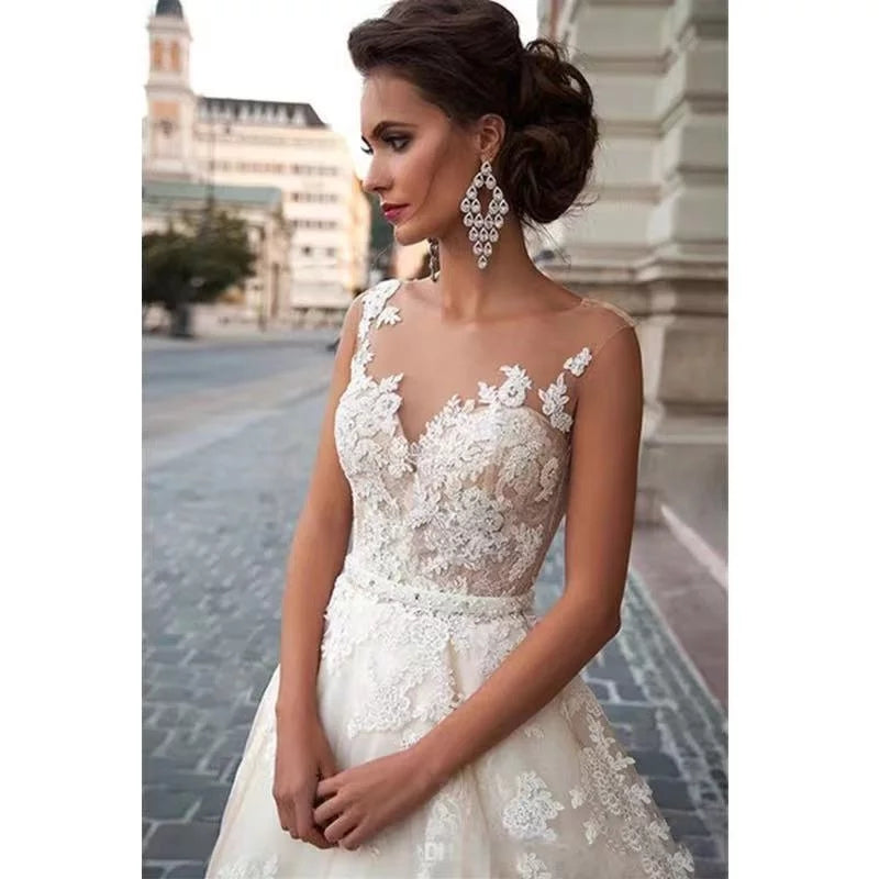 Vestido de novia de tirantes con aplicaciones de encaje y desmontable.