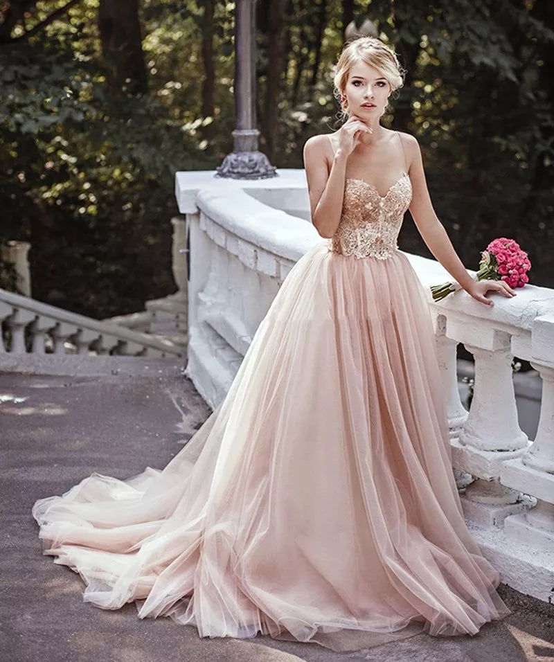 Vestido de novia corte princesa con tirantes y aplicaciones de lentejuelas