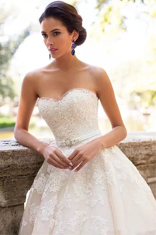 Vestido de novia en escote strapless y lazo largo con cinturón