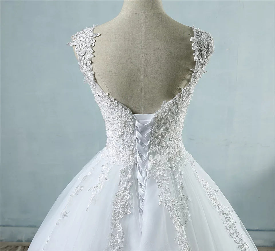 Vestido de novia de tirantes y escote corazón, con apliques de encaje