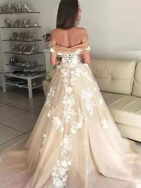 Vestido de novia strapless con aplicaciones 3D de flores y en tul