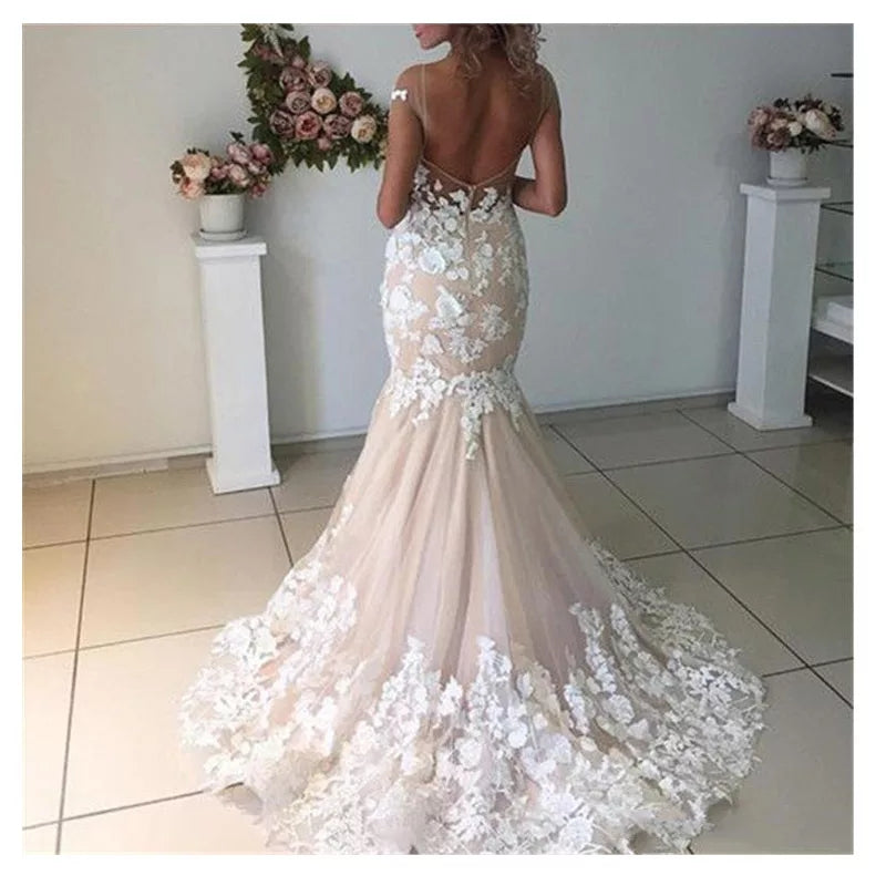 Vestido corte Sirena con aplicaciones de encaje florales en tul