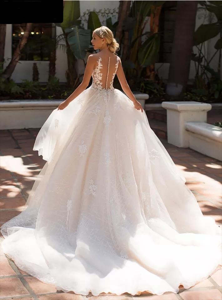 Vestido de novia corte princesa, sin mangas, espalda abierta ilusión con botones