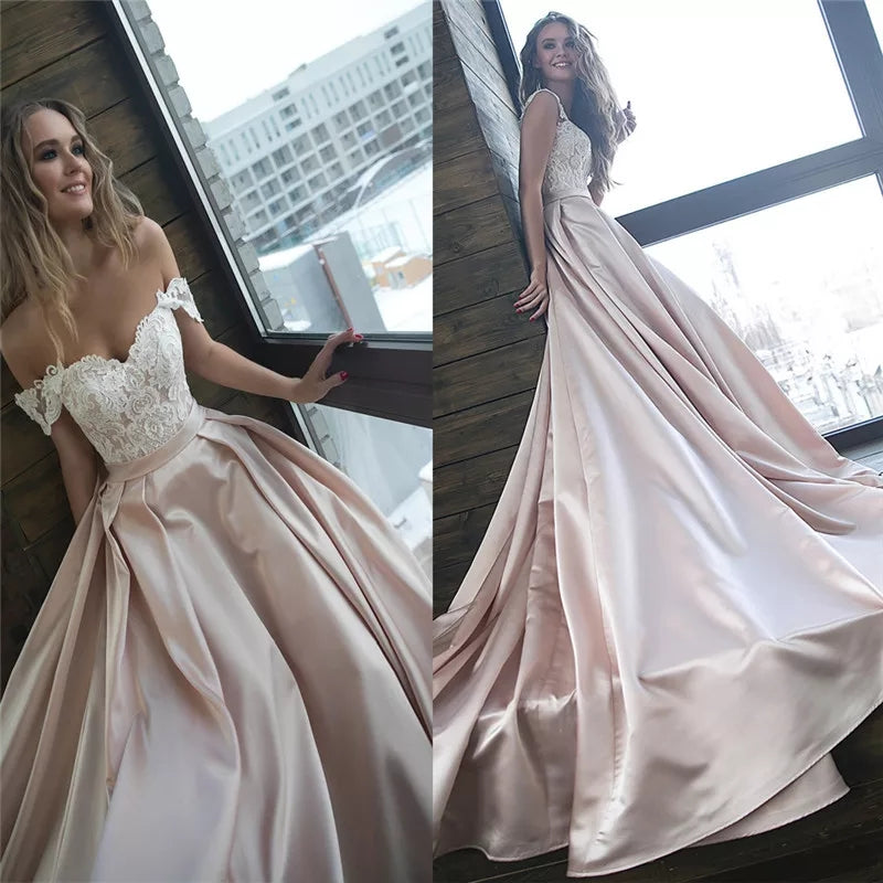 Vestido de novia elegante en satín y apliques de encaje en escote, mangas a los hombros