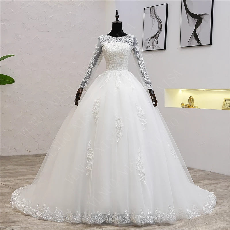 Vestido de novia corte princesa, bordado y con apliques de encaje