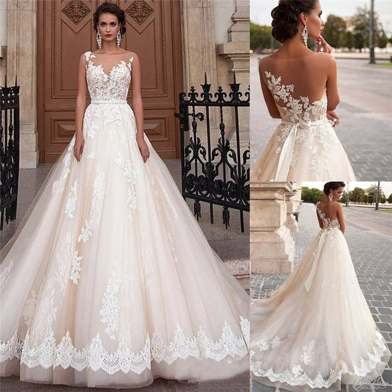 Vestido de novia de tirantes con aplicaciones de encaje y desmontable.