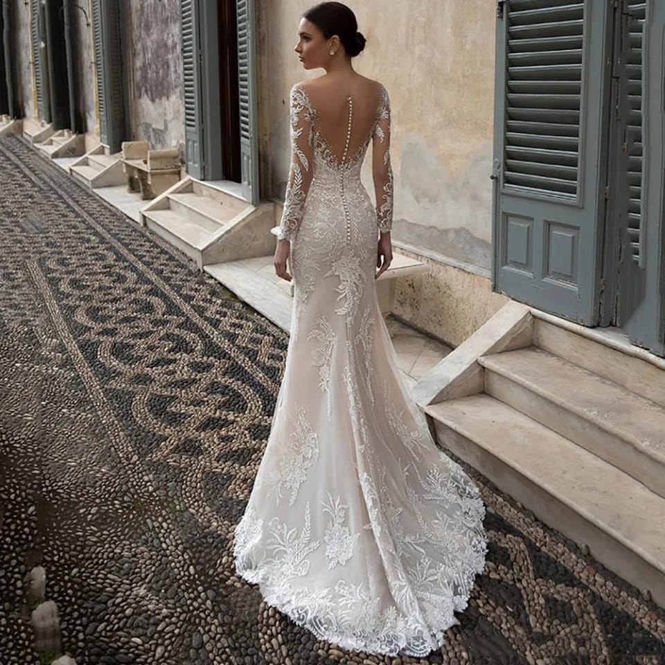 Vestido de novia corte Sirena con mangas largas y pedrería, cuello en v