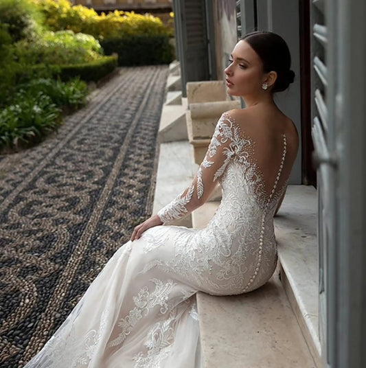 Vestido de novia corte Sirena con mangas largas y pedrería, cuello en v