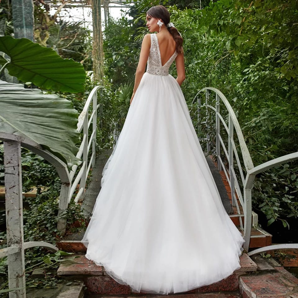 Vestido de novia en tul, con cuello V, sin mangas y abertura lateral