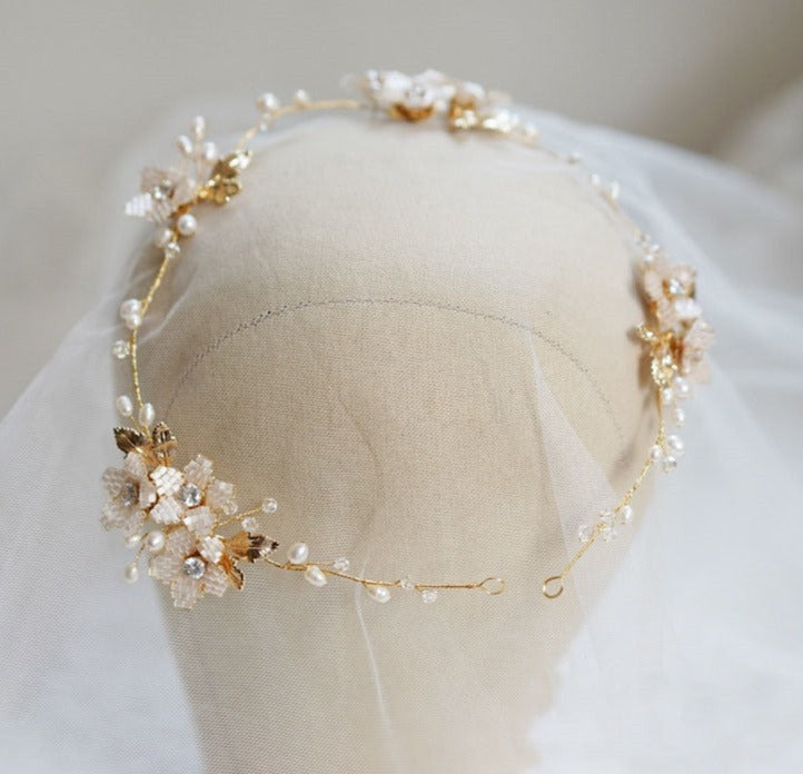 Hermosa tiara para para el cabello de novia de flores blancas y hojas doradas