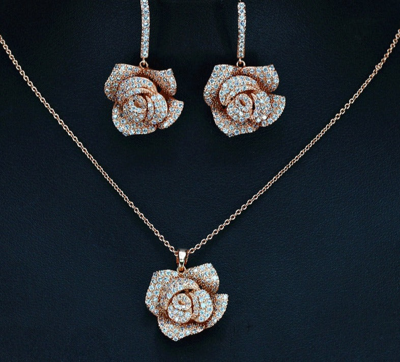 Conjunto para novia de aretes y collar de zirconias en flores