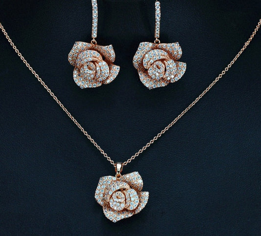 Conjunto para novia de aretes y collar de zirconias en flores