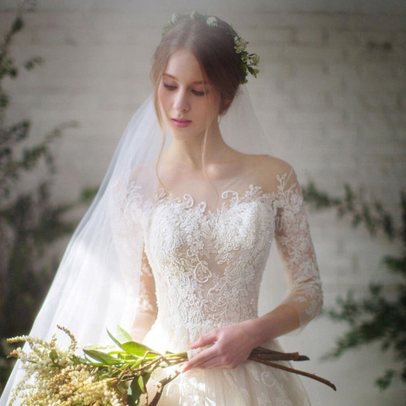 Elegante vestido de novia bordado de encaje, manga tres cuartos