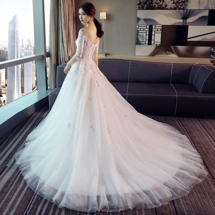 Elegante vestido de novia bordado de encaje, manga tres cuartos