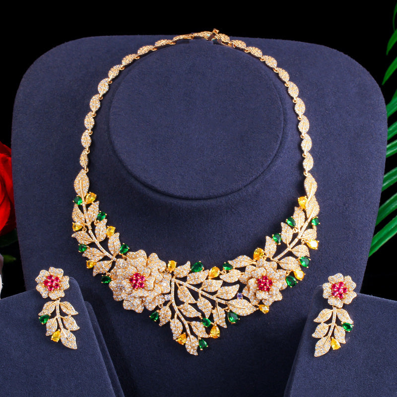 Hermoso conjunto de joyería para novias en flores y pétalos de color