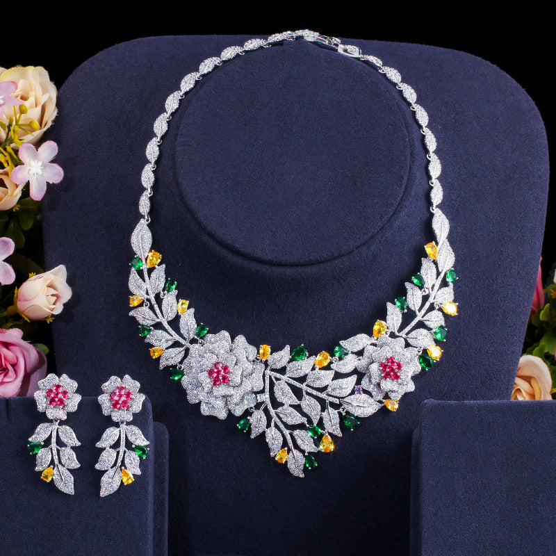 Hermoso conjunto de joyería para novias en flores y pétalos de color