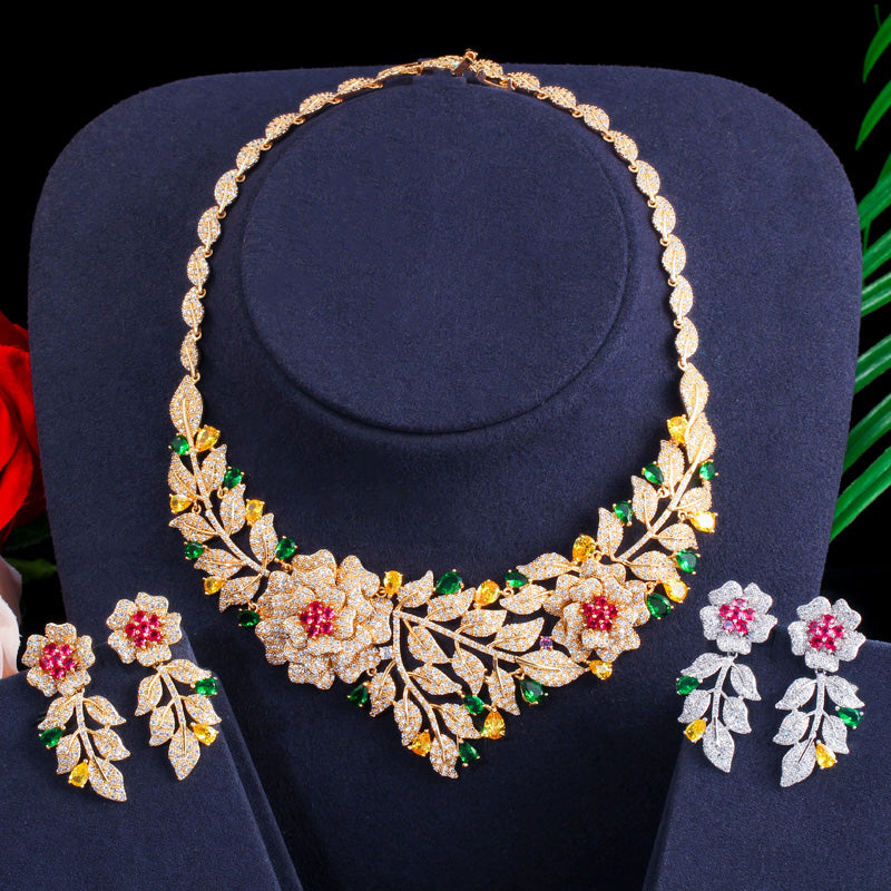 Hermoso conjunto de joyería para novias en flores y pétalos de color