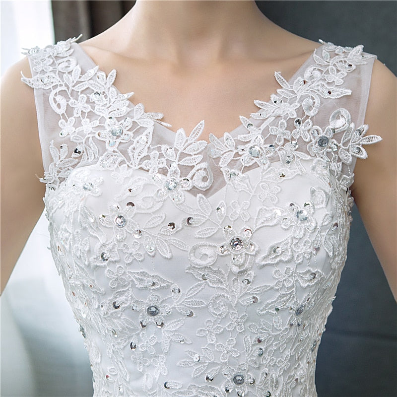 Vestido de novia corte princesa en cuello v con estampado floreado de encaje, sin mangas