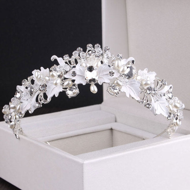 Hermosas tiaras de flores en cristal con perlas