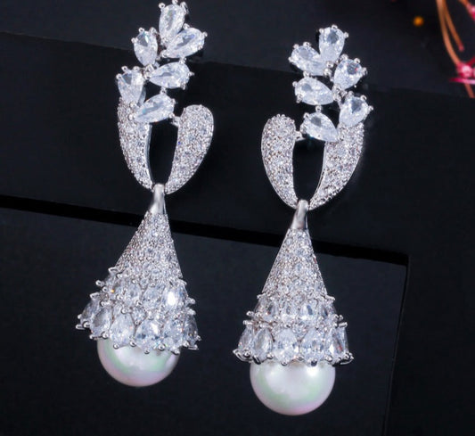 Elegante aretes para novia de zirconias y perlas