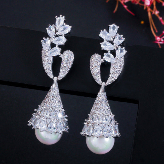 Elegante aretes para novia de zirconias y perlas