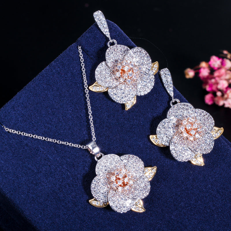 Conjunto de aretes y collar de flores en zirconias