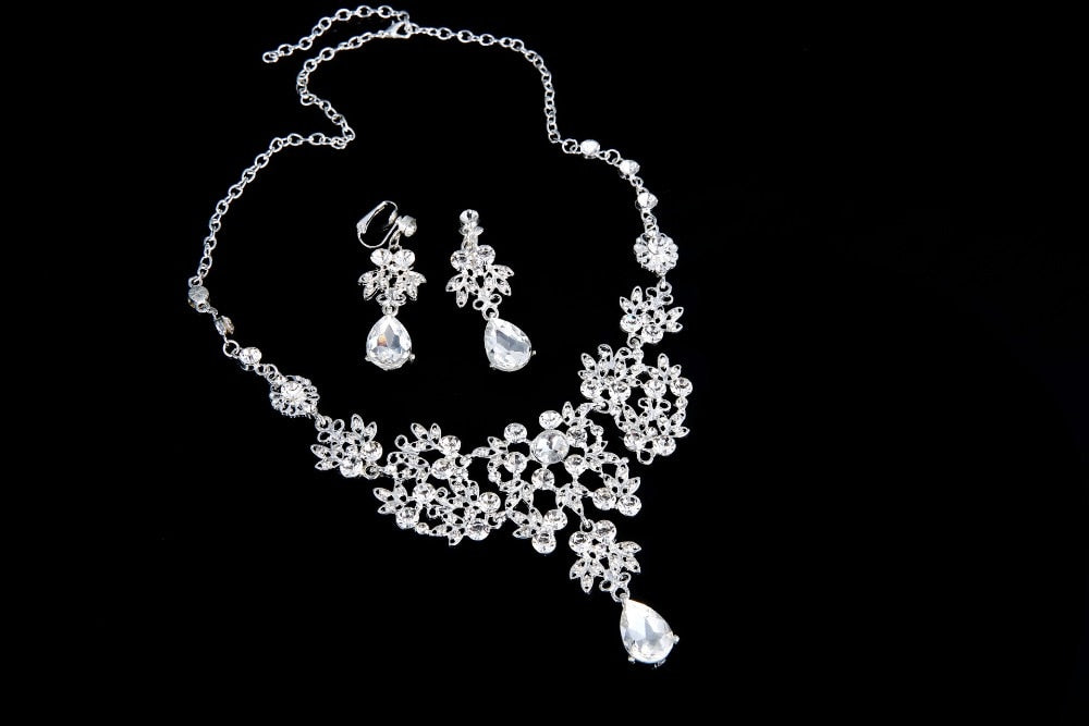 Set de tiara, aretes y collar en cristal plata