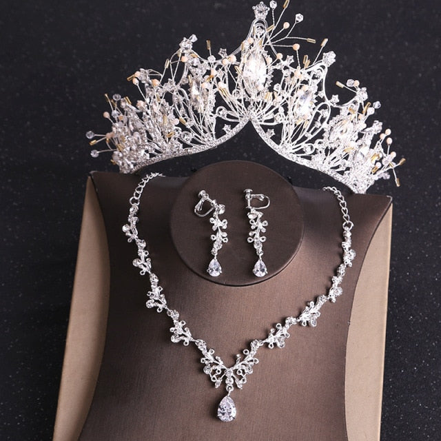 Conjuntos de tiara, aretes y collar para novia en cristales y otras aplicaciones