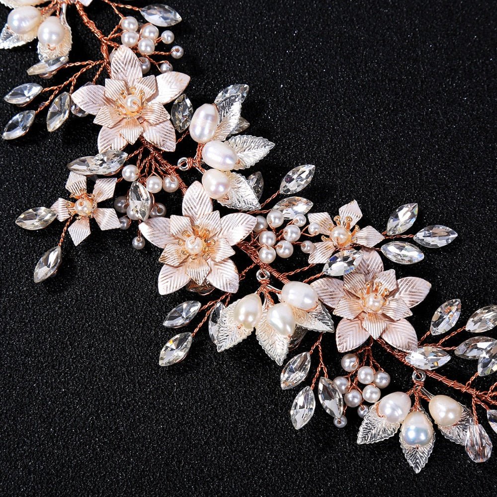 Banda para el cabello para novia en oro rosado. Detalles de flores y cristales