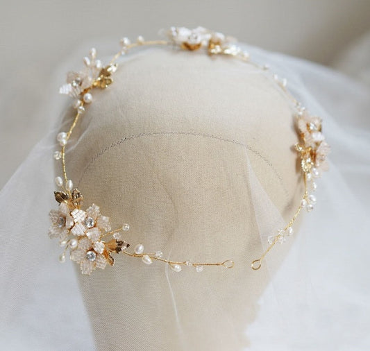 Hermosa tiara para para el cabello de novia de flores blancas y hojas doradas