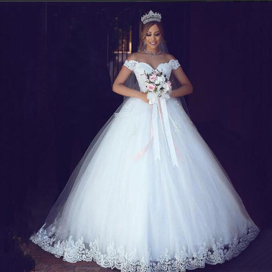 Vestido de novia corte princesa clásico con mangas a los hombros y apliques de encaje