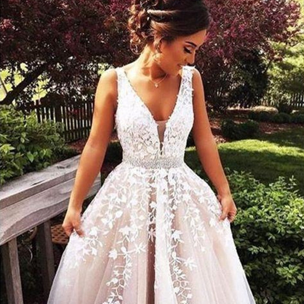 Vestido de novia en tul con aplicaciones de flores en cuello V