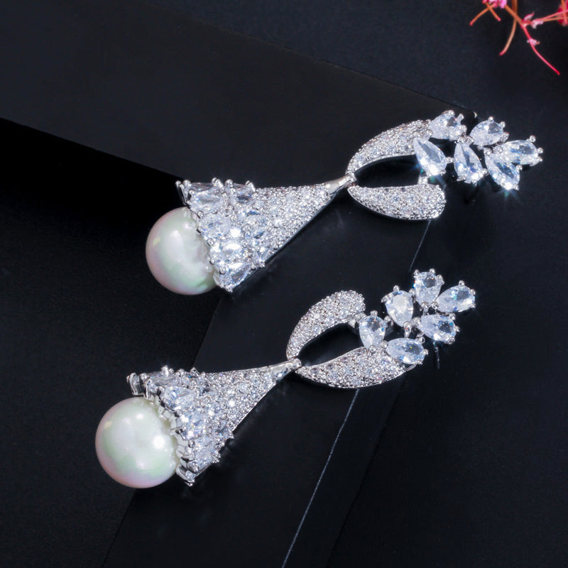 Elegante aretes para novia de zirconias y perlas