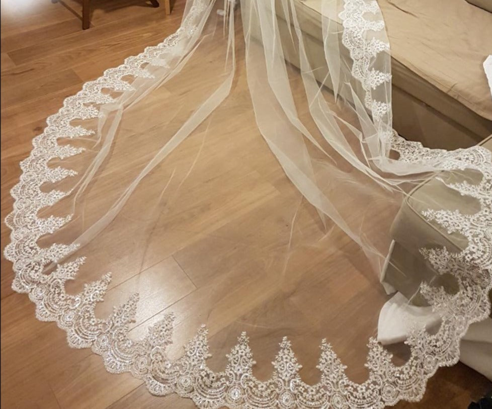 Mantilla para novia con aplique de encaje